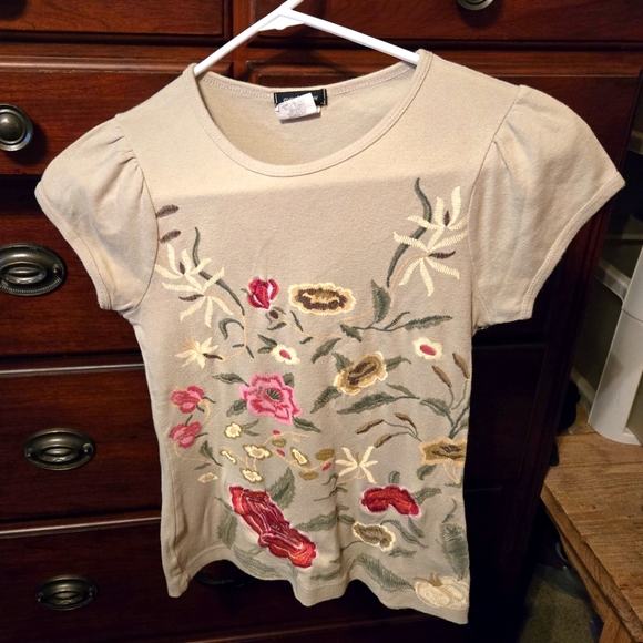 Eyeshadow Tops - eyeshadow size small embroidered top